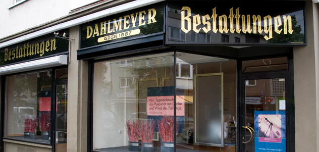Außenansicht der Schaufenster des Bestattungshauses Dahlmeyer